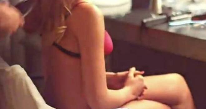 Hadise iç çamaşırlarıyla