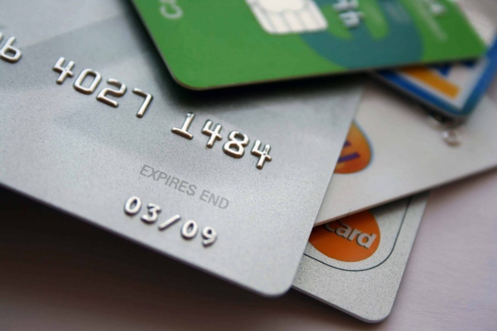 Üniversiteli öğrencilere kredi kartı imkanı sunan bankalar