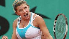 Simona Halep göğüslerini kestirdi!