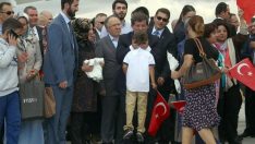 Davutoğlu çocuğu başından kaldırıp alnını öptü