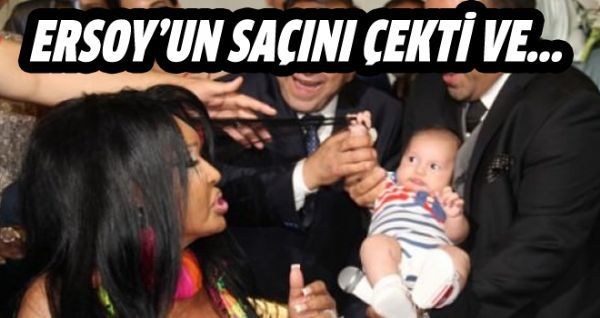 Minik Karacan Bülent Ersoy'un saçını çekti