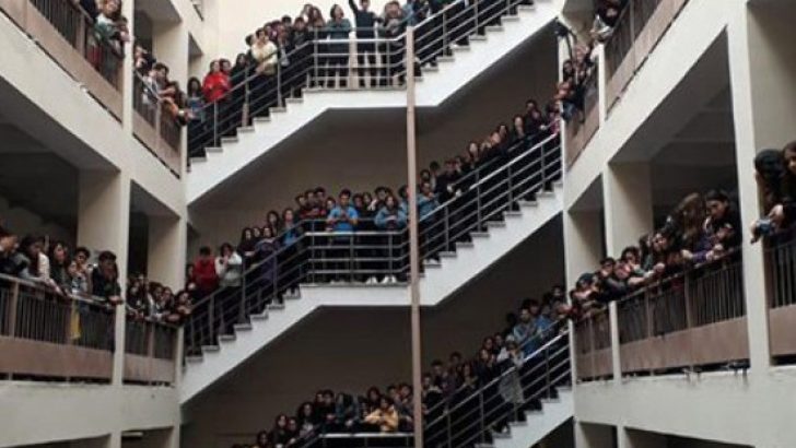 Liseliler tacizci öğretmenin istifasını istedi, dersleri boykot etti!