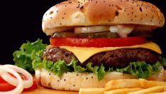 Sağlıksız gıda reklamları çocukları obeziteye mi sürüklüyor?
