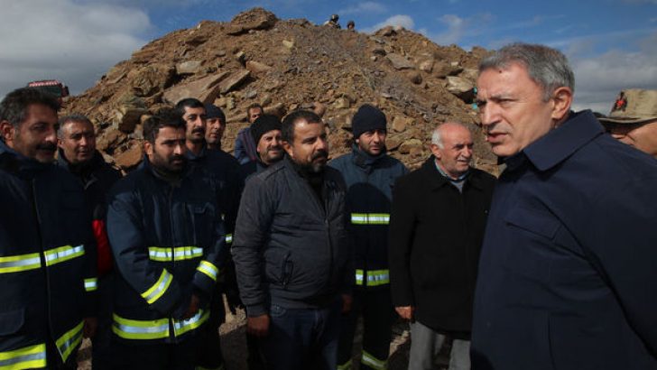 Bakan Akar ve komutanlar patlama bölgesinde incelemelerde bulundu