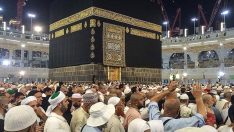 Görme engelli adam Kabe’yi tavaf ediyor!