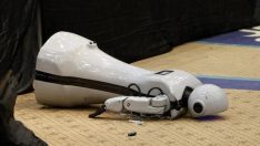 Kontrolden çıkan yerli insansı robot ‘Mini Ada’ sahneden düştü