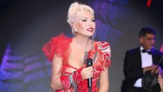 Ajda Pekkan 300 bin TL’lik elbisesiyle göz kamaştırdı