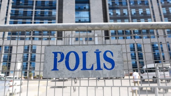 Kendi çocuğuna istismardan tutuklanan baba, adliyede intihar etti!