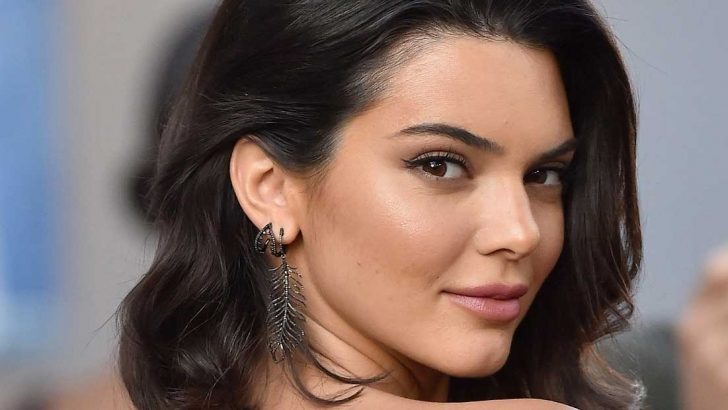 Kendall Jenner üstsüz pozu ile konuşuluyor!