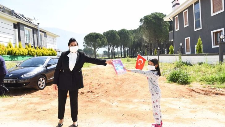 Muğla Valisi çocukları bayramda yalnız bırakmadı