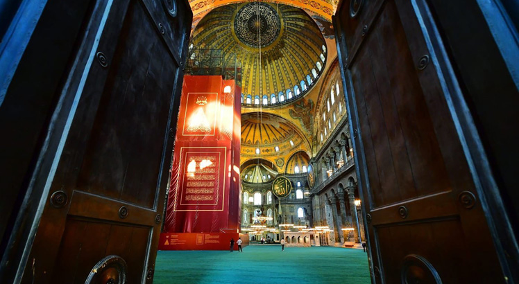 Ayasofya'nın kapıları ilk namaz için açıldı!