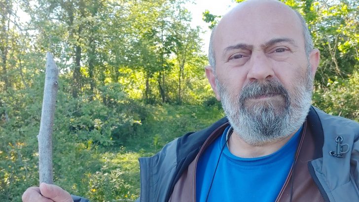 Gazeteci Şaşmaz yazdı: “Tasmalı ite bak hele!”