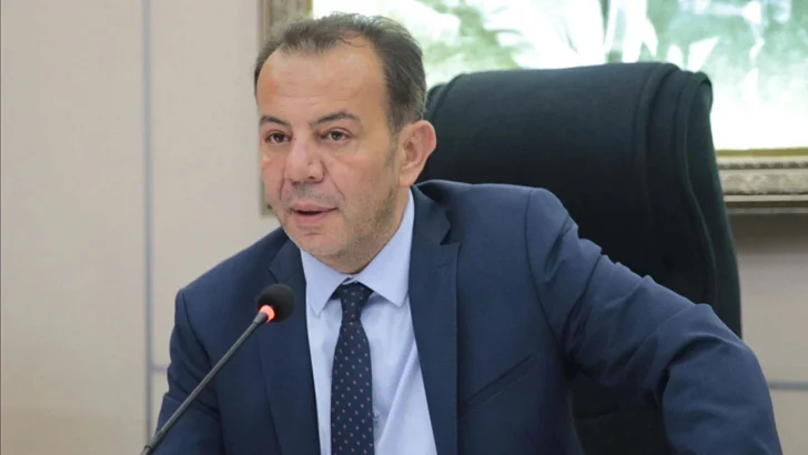 “Suriyelilerin ruhsatlarını hukuksuzca iptal ettim” diyen Tanju Özcan hakkında soruşturma
