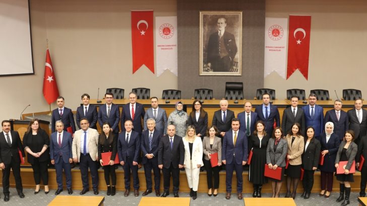 Ankara Adliyesi’nde birinci sınıfa ayrılan hakim savcılara plaket verildi