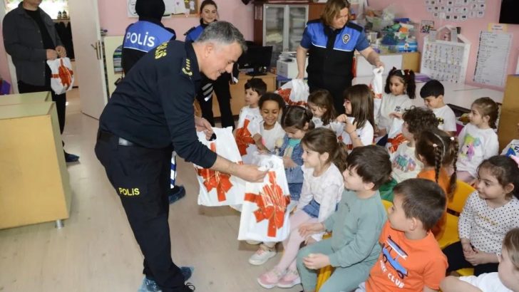 Çocuklara hediyeler verip polislik mesleğini anlattı