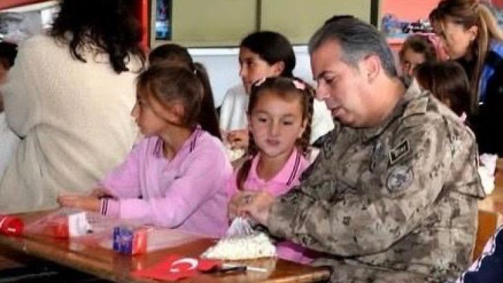 Ardahan Emniyeti’nden takdir alan etkinlik… Emniyet Müdürü öğrencilerle ders dinledi