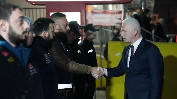 İstanbul Valisi Davut Gül’den karakol ziyareti… Çalışmalarla ilgili bilgi aldı