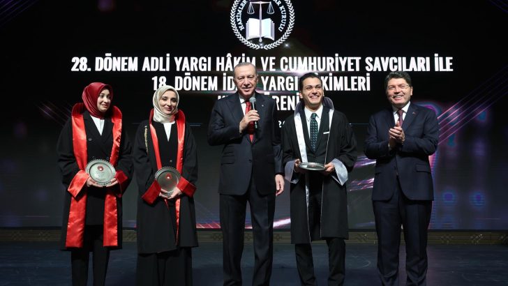 Cumhurbaşkanı Erdoğan, dönem birincilerine plaketlerini takdim etti
