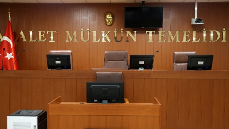 Savcı ile emekli hakim babasının kavgası adliyede bitti