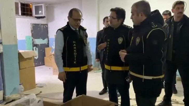 İstanbul’da zehir tacirlerine geçit yok… Selami Yıldız “Narkotik” yeleğiyle imalathanede baskınında…