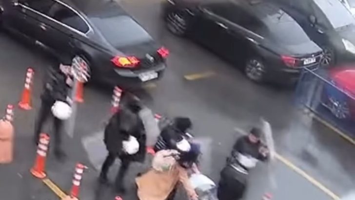 İstanbul Polisi’nden takdir toplayan davranış… Fırtınaya kalkan oldular