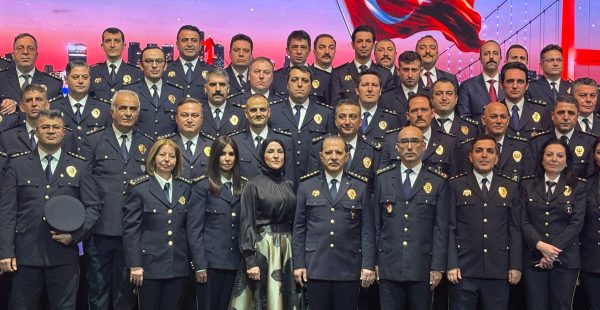 Selami Yıldız’dan kusursuz ev sahipliği… “Dua” şiiriyle aziz şehitlerimizi yad etti