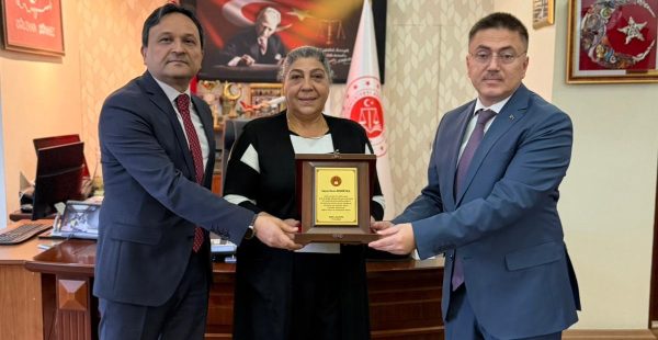 Şehit Annesine Adliyeden Plaketli Veda