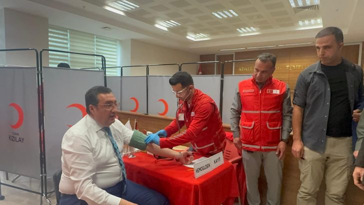 Bölge Adliye Mahkemesi’nde Kan bağışında bulunan hakim ve adliye personellerine plaket