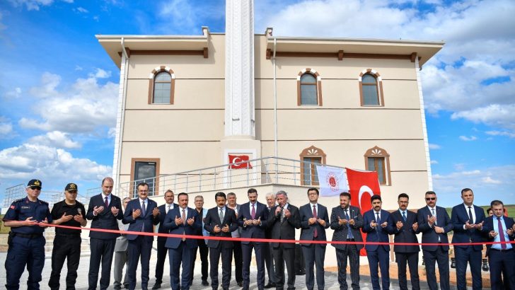 Kırşehir’de bir yılda tamamlanan Adalet Camii dualarla hizmete açıldı