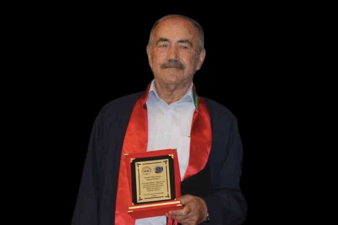 79 yaşında avukat oldu: Emekli öğretmen Hasan Ayvacı azmiyle gençlere örnek oldu