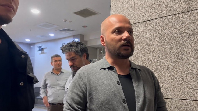 Oğuzhan Uğur’un emniyetteki görüntüsü gündem oldu: Nezarete girmeden protez saçını da teslim etti