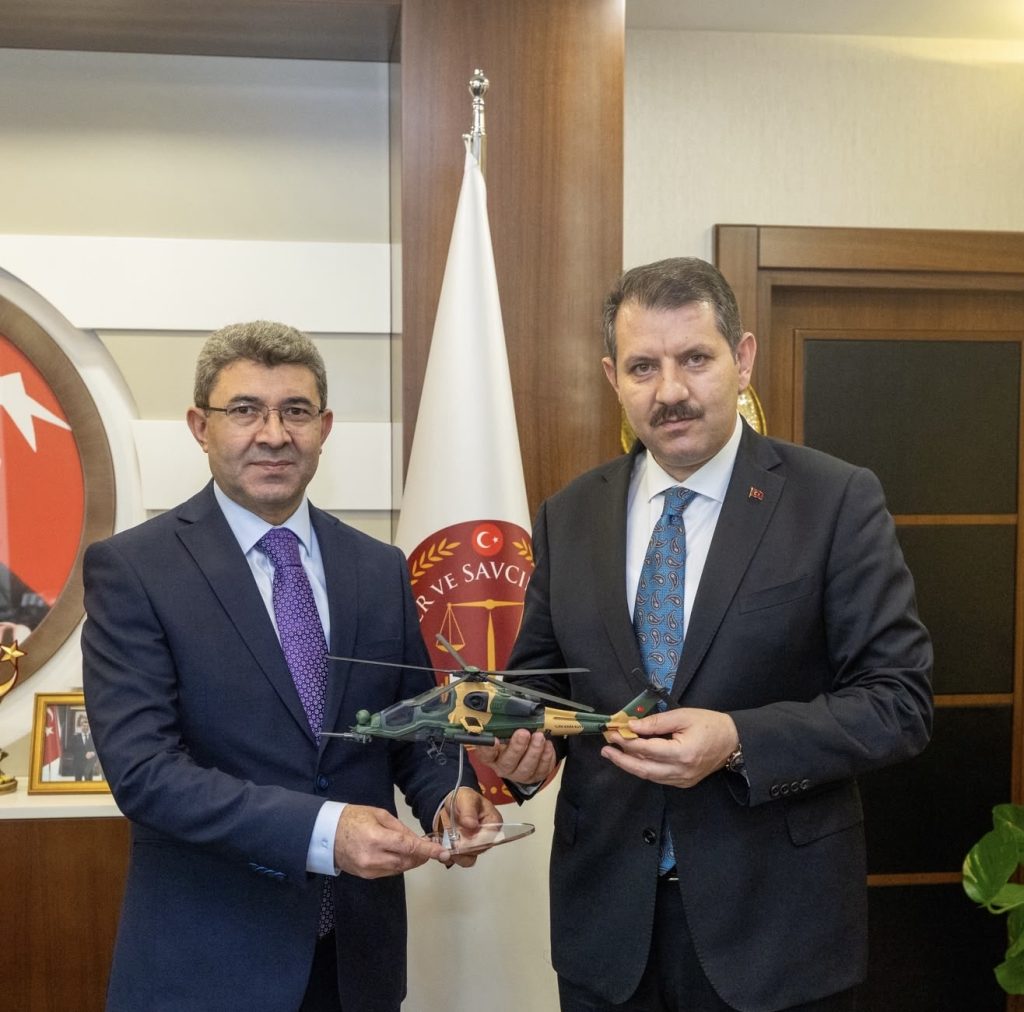 ATAK MAKETİ HEDİYE ETTİ!  Milli Savunma Bakan Yardımcısı Ayhan’dan HSK Başkanvekili  Aydoğdu’ya nezaket ziyareti