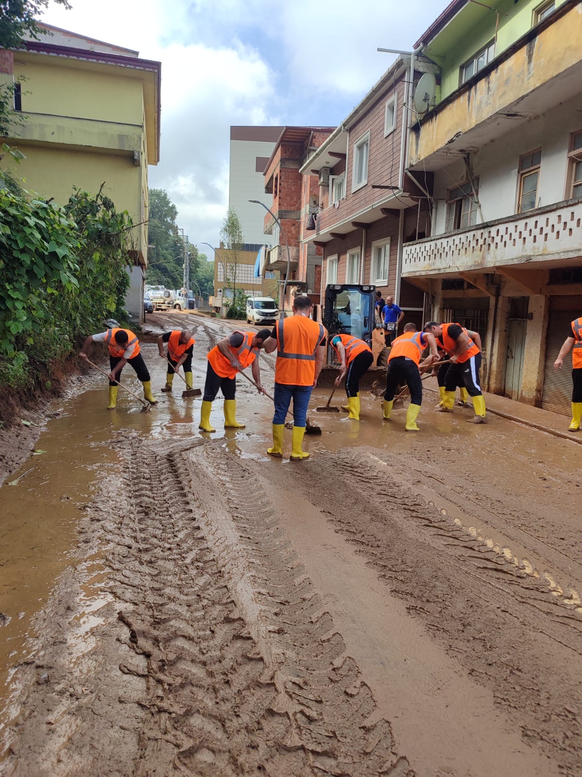 Rize’de selin yaraları hükümlülerin desteğiyle sarılıyor: Afet bölgesinde temizlik seferberliği sürüyor!