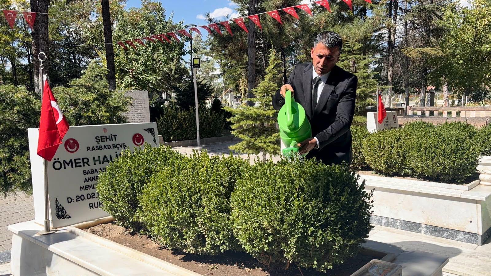 KAHRAMANA VEFA ZİYARETİ! Niğde ve Bor başsavcıları Ömer Halisdemir’in kabrinde dua etti!